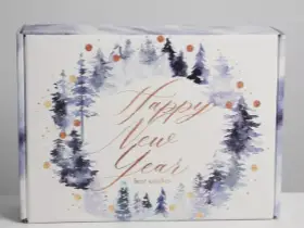 Коробка подарочная НГ бурая Happy New Yaer, НГ белая с красным нанесением 23*17*7,5 см